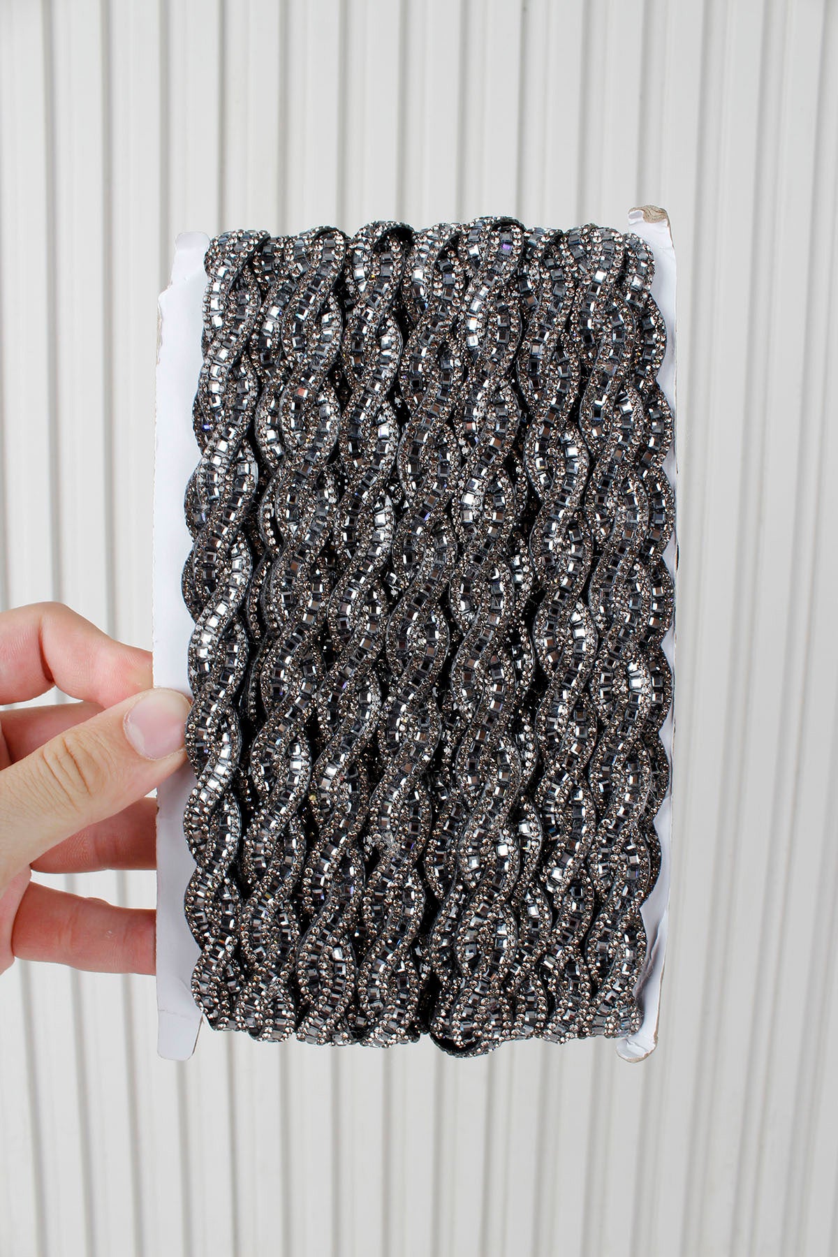 Siyah Burgu Desenli Parlak Taşlı Ütü ile Yapışan Hotfix 1 Metre (100 Cm) Dekoratif Şerit – Abiye, Elbise, Çanta, Ayakkabı, Tekstil, Takı Tasarımı ve Hobi Süsleme Bandı