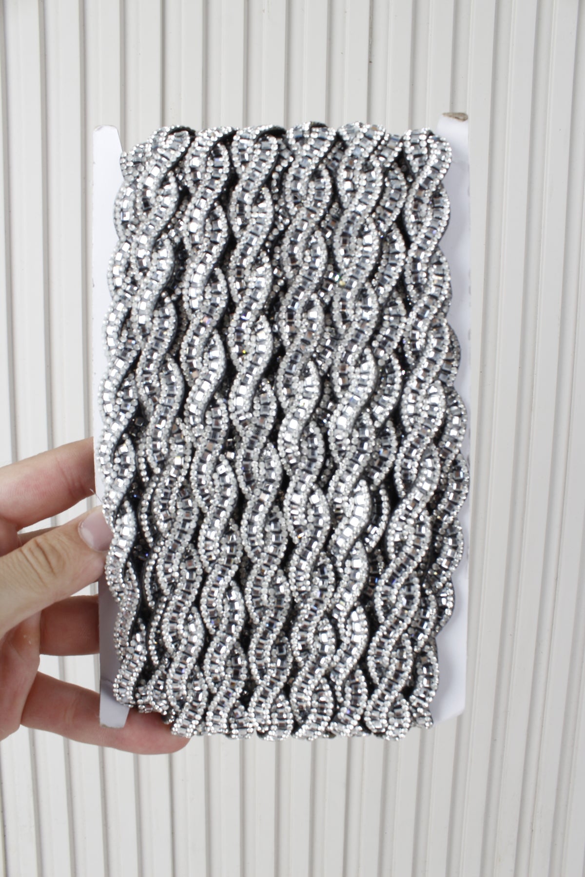 Antrasit Burgu Desenli Parlak Taşlı Ütü ile Yapışan Hotfix 1 Metre (100 Cm) Dekoratif Şerit – Abiye, Elbise, Çanta, Ayakkabı, Tekstil, Takı Tasarımı ve Hobi Süsleme Bandı