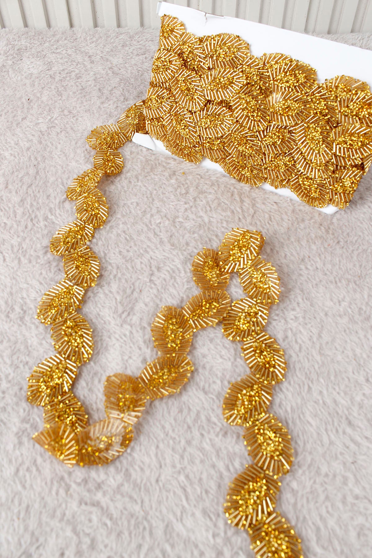 Gold Yaprak Çiçek Motifli Parlak Taşlı Ütü ile Yapışan Hotfix 1 Metre (100 Cm) Dekoratif Şerit – Abiye, Elbise, Çanta, Ayakkabı, Tekstil, Takı Tasarımı ve Hobi Süsleme Bandı