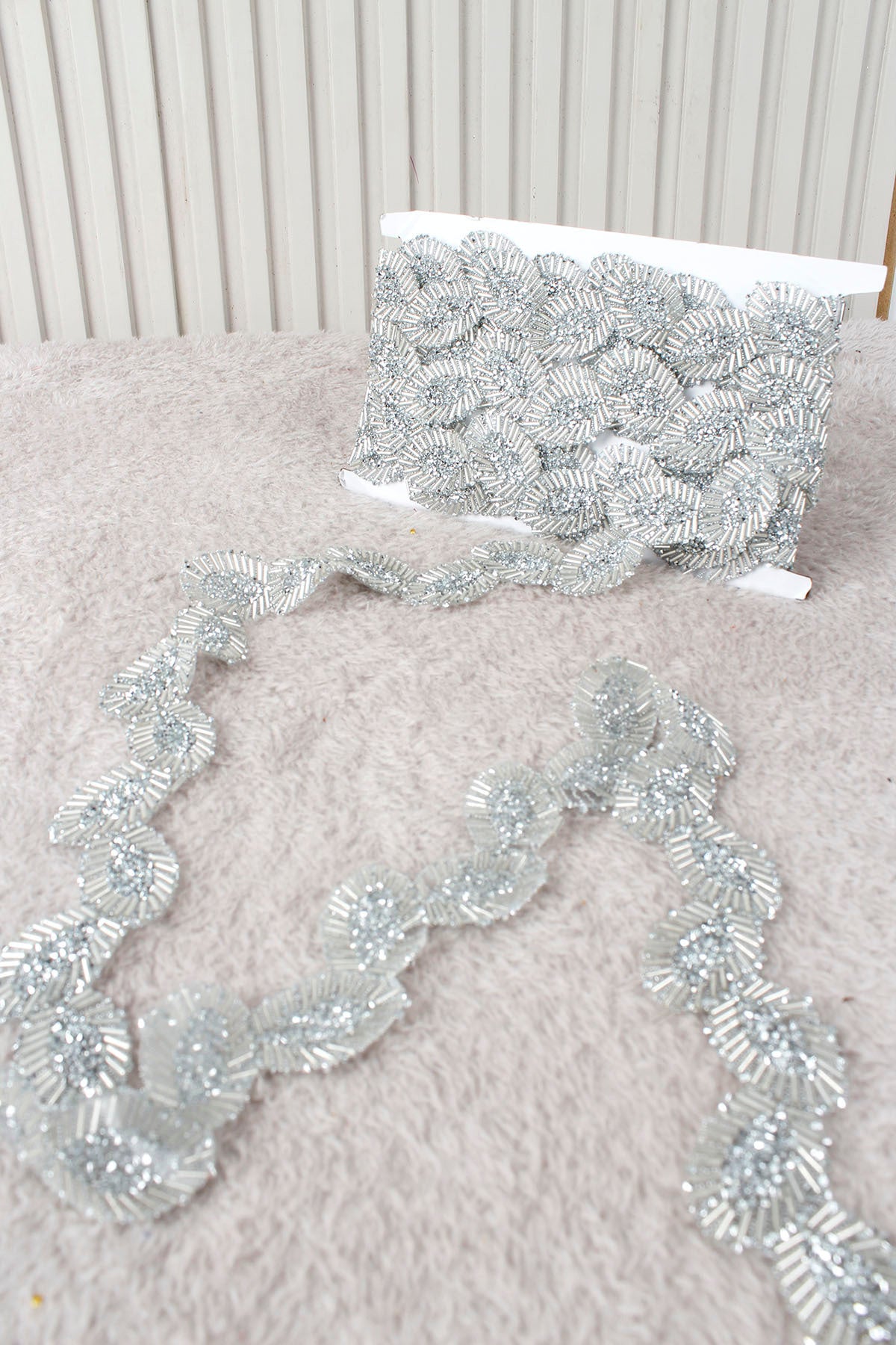 Gümüş Yaprak Çiçek Motifli Parlak Taşlı Ütü ile Yapışan Hotfix 1 Metre (100 Cm) Dekoratif Şerit – Abiye, Elbise, Çanta, Ayakkabı, Tekstil, Takı Tasarımı ve Hobi Süsleme Bandı