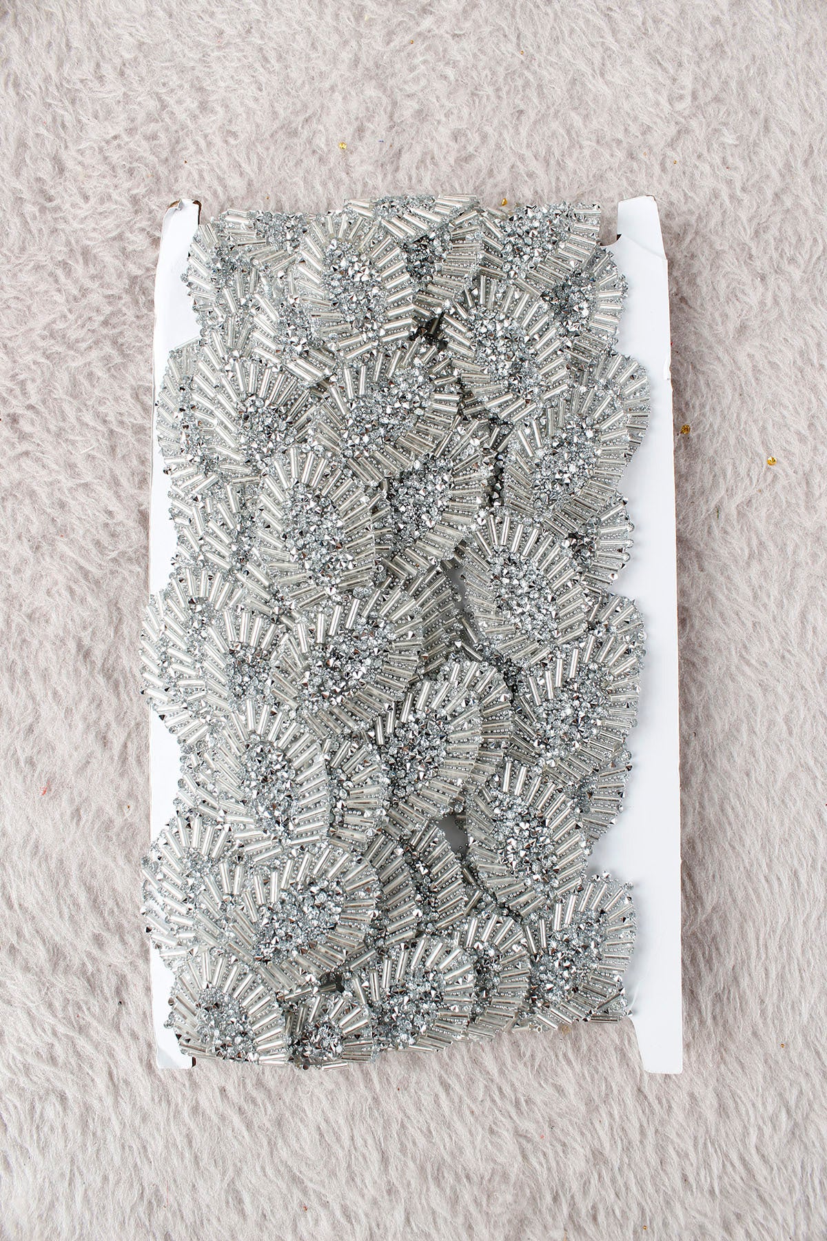 Gümüş Yaprak Çiçek Motifli Parlak Taşlı Ütü ile Yapışan Hotfix 1 Metre (100 Cm) Dekoratif Şerit – Abiye, Elbise, Çanta, Ayakkabı, Tekstil, Takı Tasarımı ve Hobi Süsleme Bandı