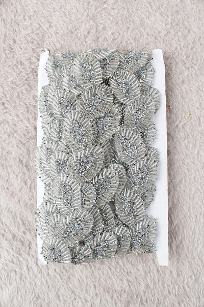 Gümüş Yaprak Çiçek Motifli Parlak Taşlı Ütü ile Yapışan Hotfix 1 Metre (100 Cm) Dekoratif Şerit – Abiye, Elbise, Çanta, Ayakkabı, Tekstil, Takı Tasarımı ve Hobi Süsleme Bandı