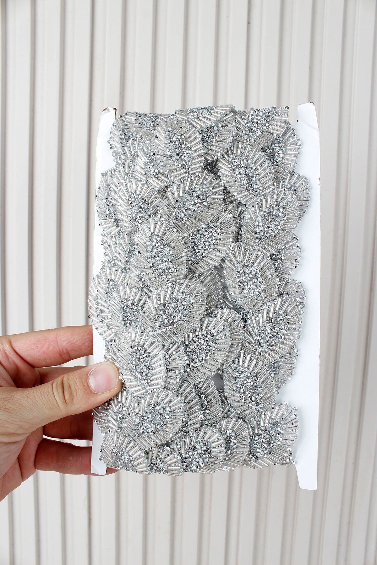 Gümüş Yaprak Çiçek Motifli Parlak Taşlı Ütü ile Yapışan Hotfix 1 Metre (100 Cm) Dekoratif Şerit – Abiye, Elbise, Çanta, Ayakkabı, Tekstil, Takı Tasarımı ve Hobi Süsleme Bandı