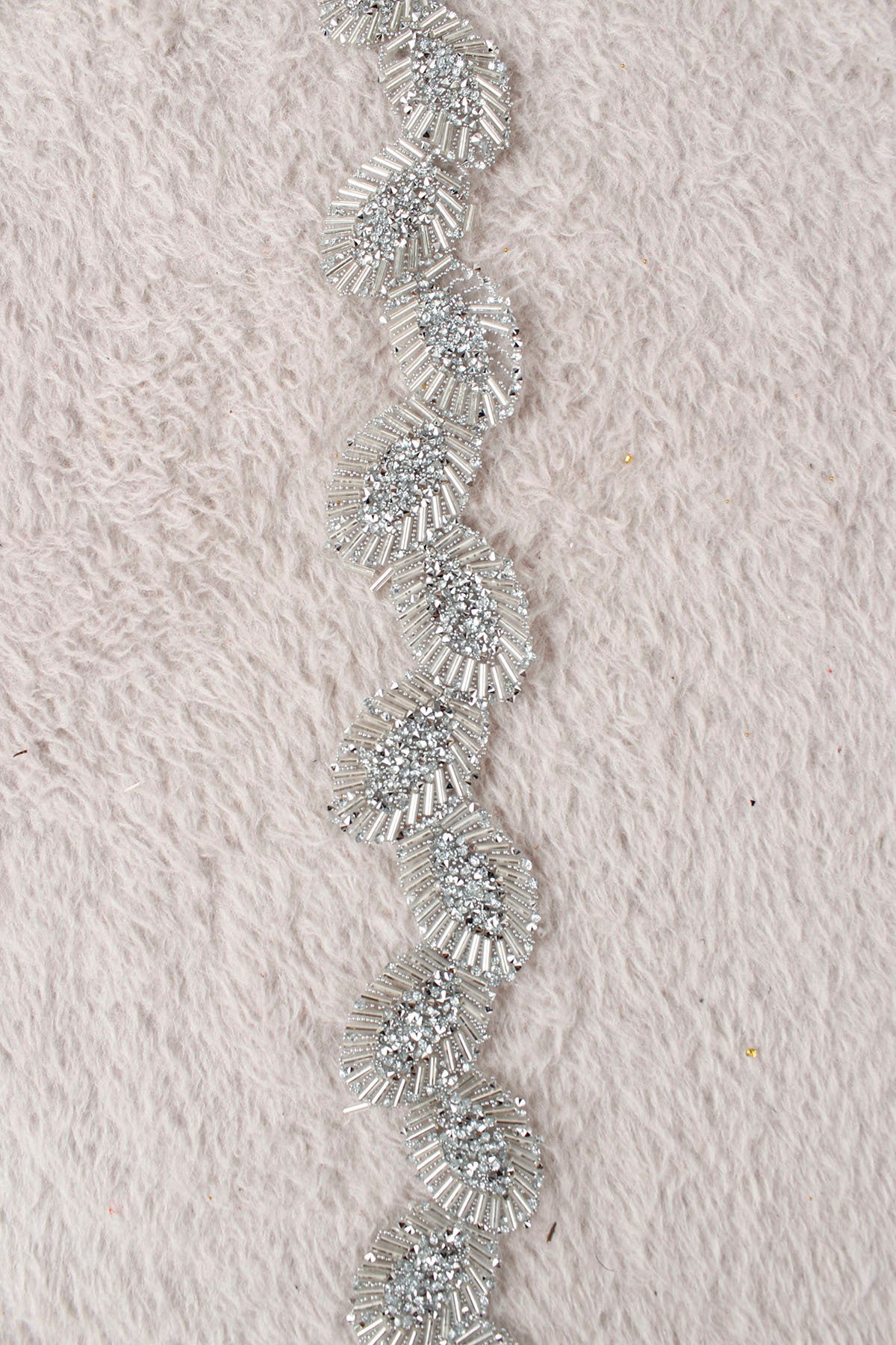 Gümüş Yaprak Çiçek Motifli Parlak Taşlı Ütü ile Yapışan Hotfix 1 Metre (100 Cm) Dekoratif Şerit – Abiye, Elbise, Çanta, Ayakkabı, Tekstil, Takı Tasarımı ve Hobi Süsleme Bandı