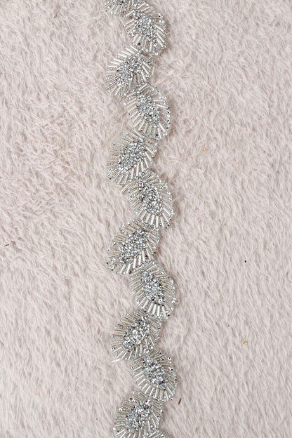 Gümüş Yaprak Çiçek Motifli Parlak Taşlı Ütü ile Yapışan Hotfix 1 Metre (100 Cm) Dekoratif Şerit – Abiye, Elbise, Çanta, Ayakkabı, Tekstil, Takı Tasarımı ve Hobi Süsleme Bandı