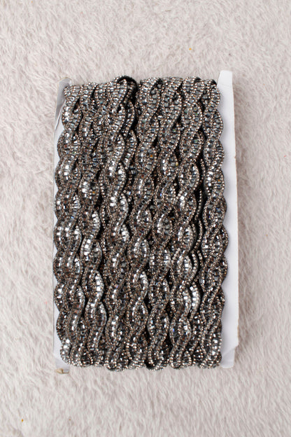 Siyah Burgu Desenli Parlak Taşlı Ütü ile Yapışan Hotfix 1 Metre (100 Cm) Dekoratif Şerit – Abiye, Elbise, Çanta, Ayakkabı, Tekstil, Takı Tasarımı ve Hobi Süsleme Bandı