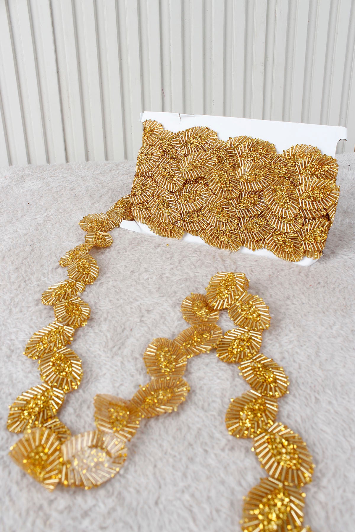 Gold Yaprak Çiçek Motifli Parlak Taşlı Ütü ile Yapışan Hotfix 1 Metre (100 Cm) Dekoratif Şerit – Abiye, Elbise, Çanta, Ayakkabı, Tekstil, Takı Tasarımı ve Hobi Süsleme Bandı