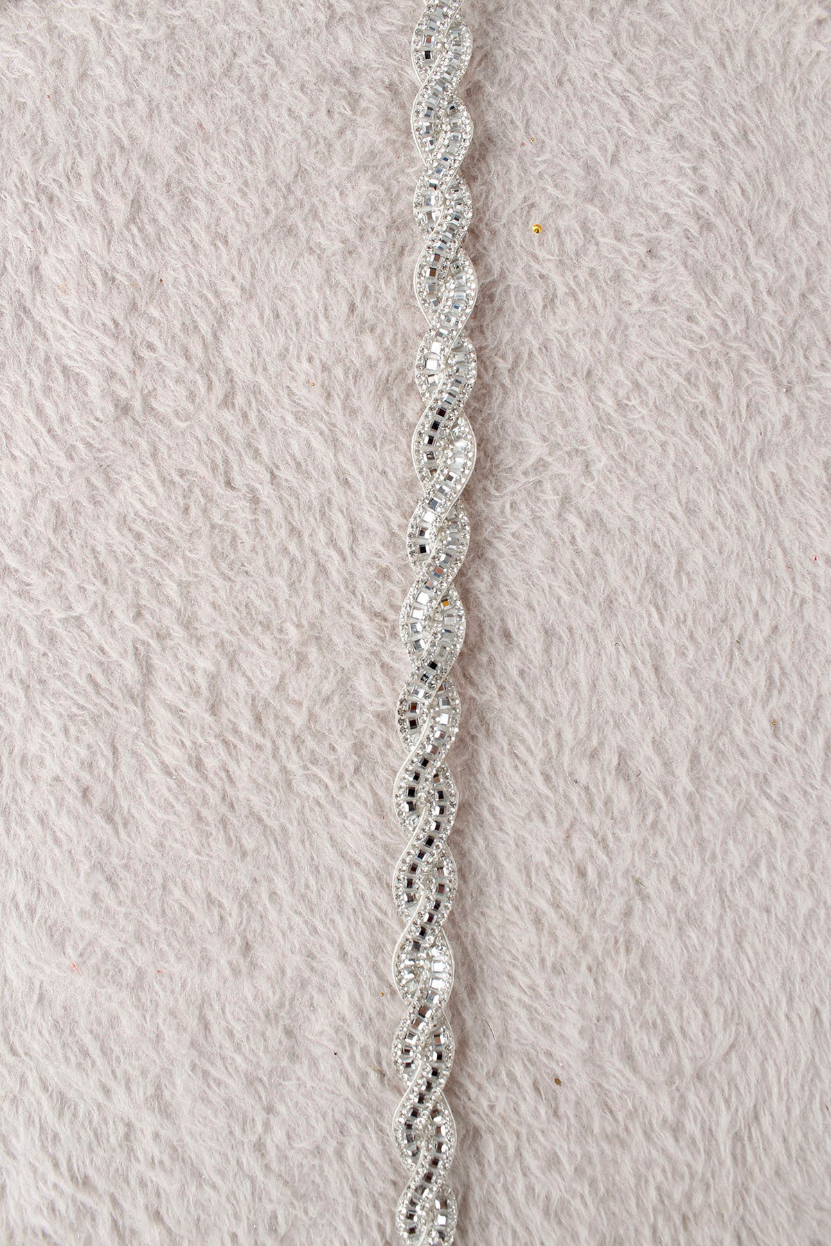 Gümüş Burgu Desenli Parlak Taşlı Ütü ile Yapışan Hotfix 1 Metre (100 Cm) Dekoratif Şerit – Abiye, Elbise, Çanta, Ayakkabı, Tekstil, Takı Tasarımı ve Hobi Süsleme Bandı