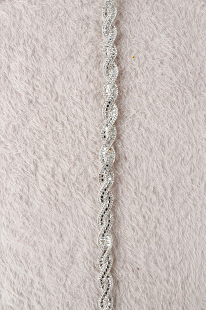Gümüş Burgu Desenli Parlak Taşlı Ütü ile Yapışan Hotfix 1 Metre (100 Cm) Dekoratif Şerit – Abiye, Elbise, Çanta, Ayakkabı, Tekstil, Takı Tasarımı ve Hobi Süsleme Bandı