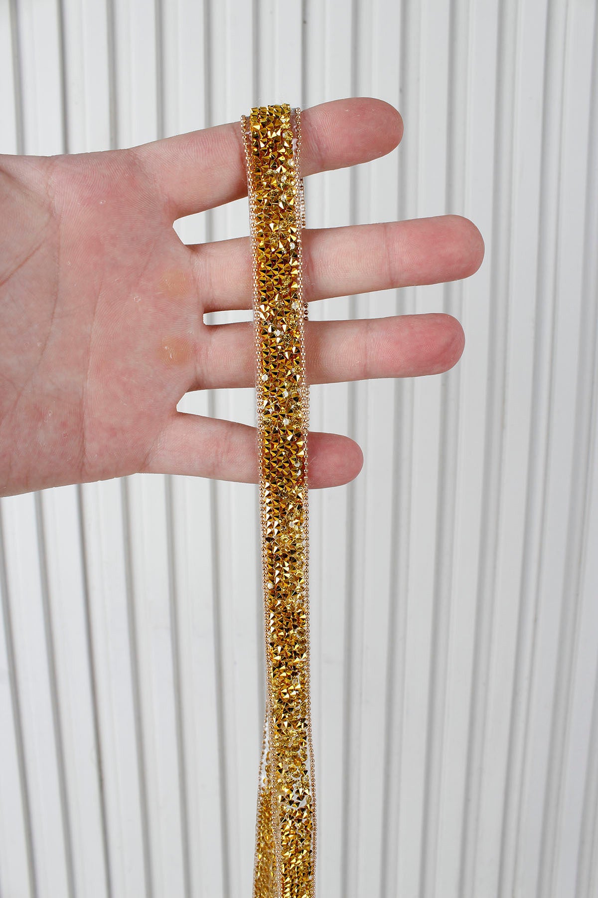 Gold Parlak Taşlı Su Yolu Ütü ile Yapışan Hotfix 1 Metre (100 Cm) Dekoratif Taş Şerit – Abiye, Elbise, Çanta, Ayakkabı, Tekstil, Takı Tasarımı ve Hobi Süsleme İçin Dekoratif Bant
