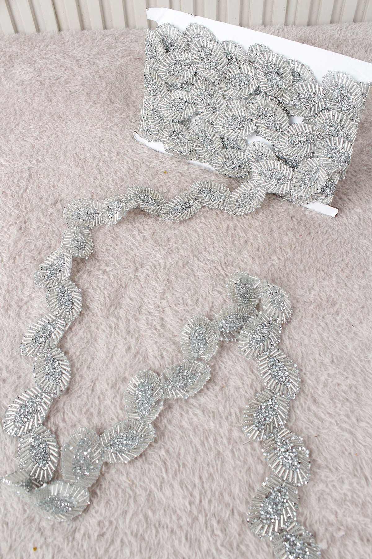 Gümüş Yaprak Çiçek Motifli Parlak Taşlı Ütü ile Yapışan Hotfix 1 Metre (100 Cm) Dekoratif Şerit – Abiye, Elbise, Çanta, Ayakkabı, Tekstil, Takı Tasarımı ve Hobi Süsleme Bandı