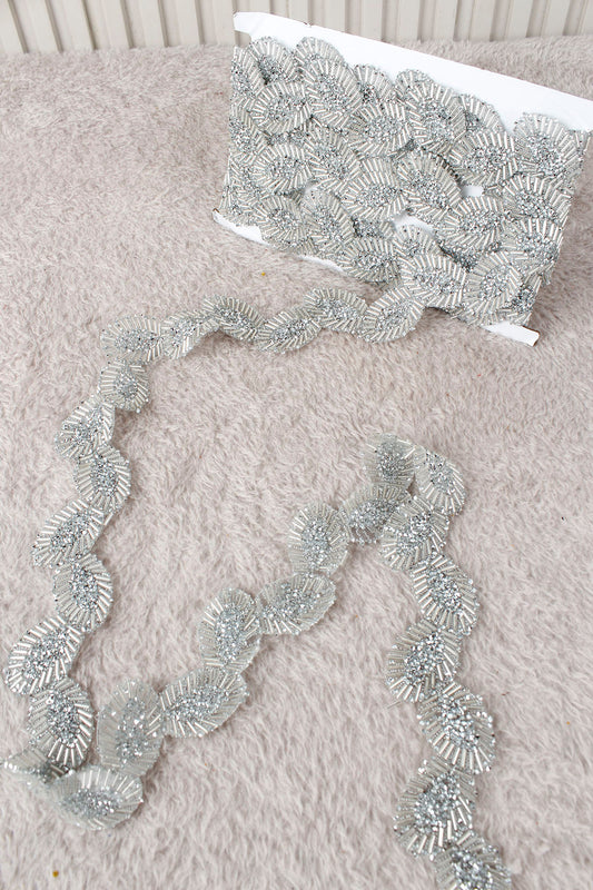 Gümüş Yaprak Çiçek Motifli Parlak Taşlı Ütü ile Yapışan Hotfix 1 Metre (100 Cm) Dekoratif Şerit – Abiye, Elbise, Çanta, Ayakkabı, Tekstil, Takı Tasarımı ve Hobi Süsleme Bandı