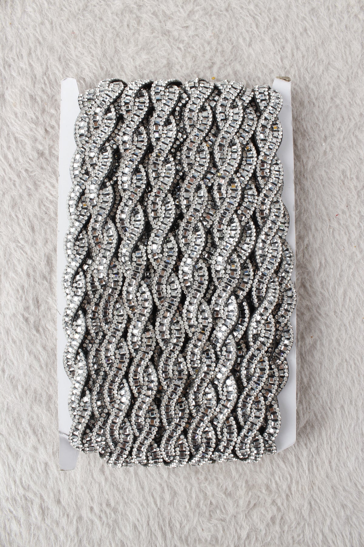 Antrasit Burgu Desenli Parlak Taşlı Ütü ile Yapışan Hotfix 1 Metre (100 Cm) Dekoratif Şerit – Abiye, Elbise, Çanta, Ayakkabı, Tekstil, Takı Tasarımı ve Hobi Süsleme Bandı