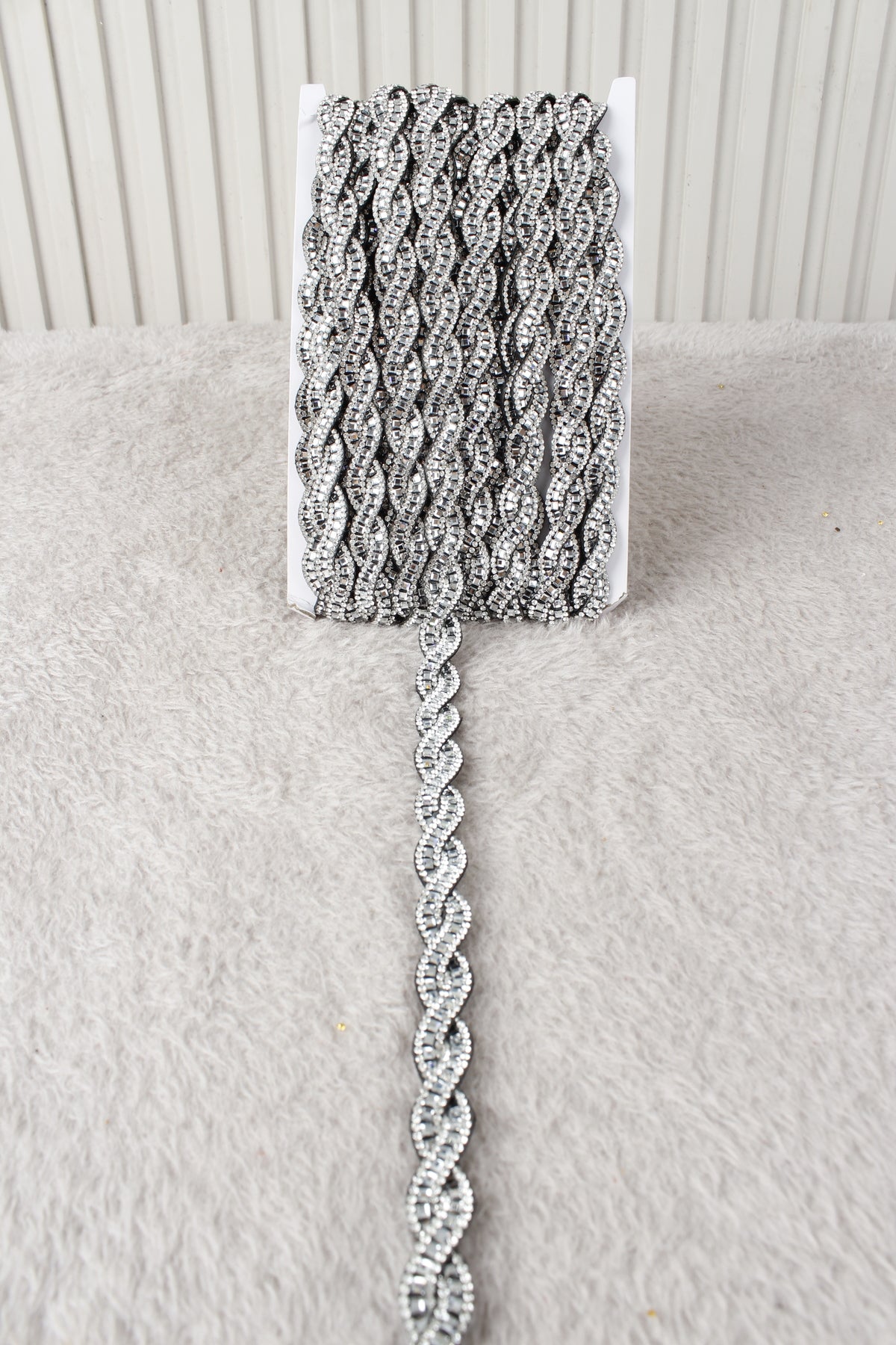 Antrasit Burgu Desenli Parlak Taşlı Ütü ile Yapışan Hotfix 1 Metre (100 Cm) Dekoratif Şerit – Abiye, Elbise, Çanta, Ayakkabı, Tekstil, Takı Tasarımı ve Hobi Süsleme Bandı