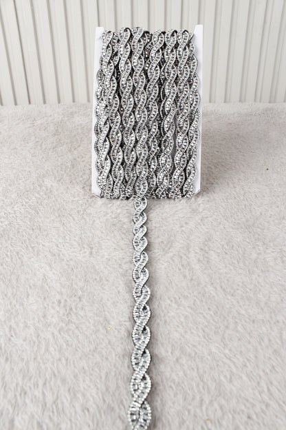 Antrasit Burgu Desenli Parlak Taşlı Ütü ile Yapışan Hotfix 1 Metre (100 Cm) Dekoratif Şerit – Abiye, Elbise, Çanta, Ayakkabı, Tekstil, Takı Tasarımı ve Hobi Süsleme Bandı