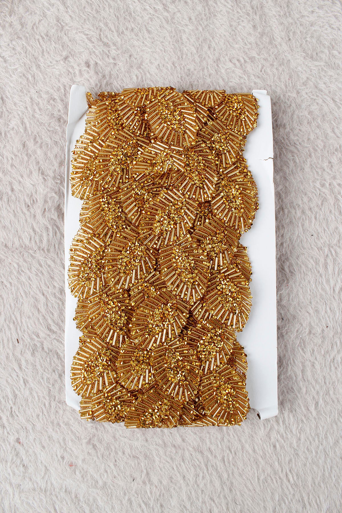 Gold Yaprak Çiçek Motifli Parlak Taşlı Ütü ile Yapışan Hotfix 1 Metre (100 Cm) Dekoratif Şerit – Abiye, Elbise, Çanta, Ayakkabı, Tekstil, Takı Tasarımı ve Hobi Süsleme Bandı