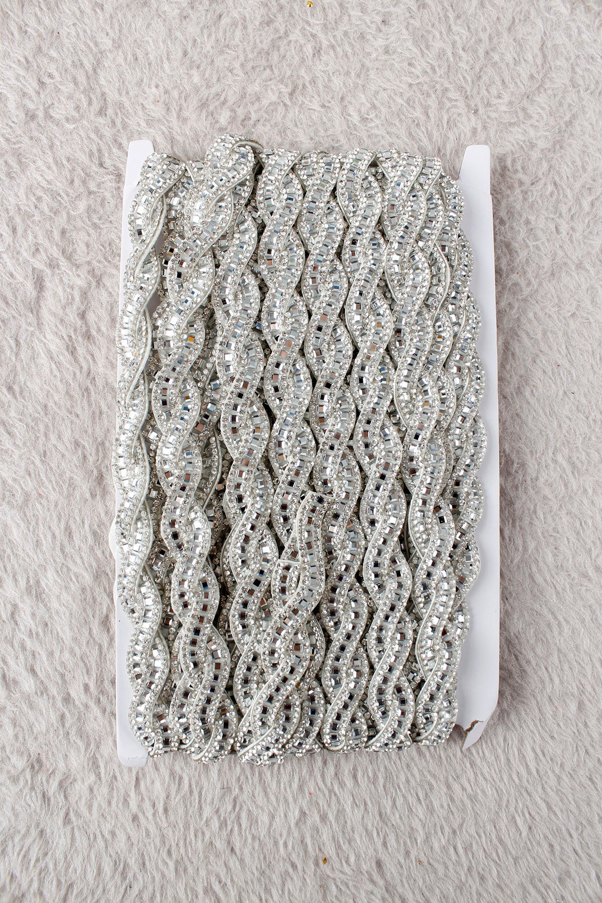 Gümüş Burgu Desenli Parlak Taşlı Ütü ile Yapışan Hotfix 1 Metre (100 Cm) Dekoratif Şerit – Abiye, Elbise, Çanta, Ayakkabı, Tekstil, Takı Tasarımı ve Hobi Süsleme Bandı