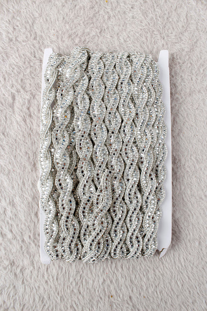 Gümüş Burgu Desenli Parlak Taşlı Ütü ile Yapışan Hotfix 1 Metre (100 Cm) Dekoratif Şerit – Abiye, Elbise, Çanta, Ayakkabı, Tekstil, Takı Tasarımı ve Hobi Süsleme Bandı