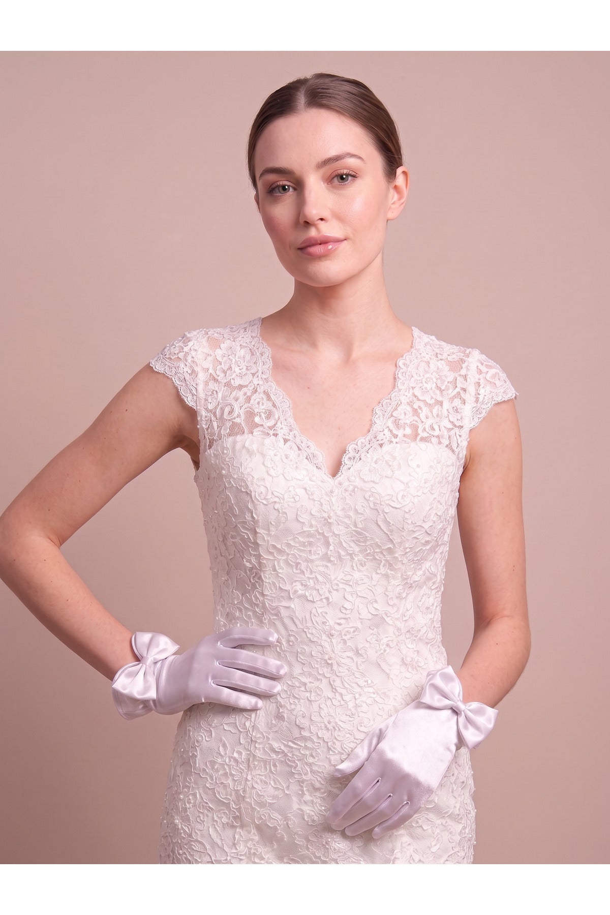 Büyük Fiyonklu Kısa Saten Kadın Eldiveni – Düğün, Nişan, Nikah, Kına Gecesi, Balo, Davet, Parti, Kostüm, Mezuniyet, Bekarlığa Veda ve Fotoğraf Çekimi Aksesuarı