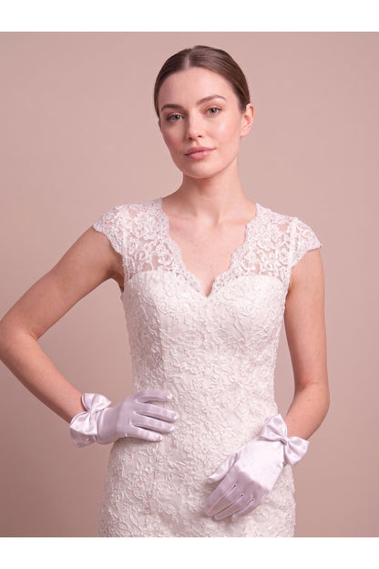 Büyük Fiyonklu Kısa Saten Kadın Eldiveni – Düğün, Nişan, Nikah, Kına Gecesi, Balo, Davet, Parti, Kostüm, Mezuniyet, Bekarlığa Veda ve Fotoğraf Çekimi Aksesuarı