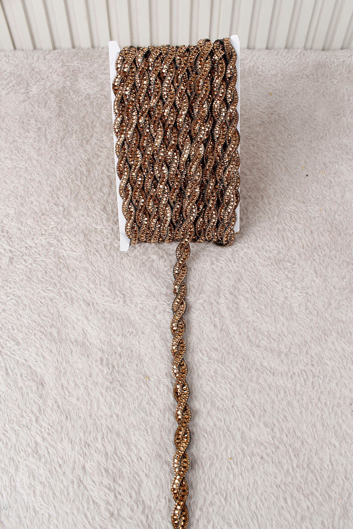 Bronz Burgu Desenli Parlak Taşlı Ütü ile Yapışan Hotfix 1 Metre (100 Cm) Dekoratif Şerit – Abiye, Elbise, Çanta, Ayakkabı, Tekstil, Takı Tasarımı ve Hobi Süsleme Bandı