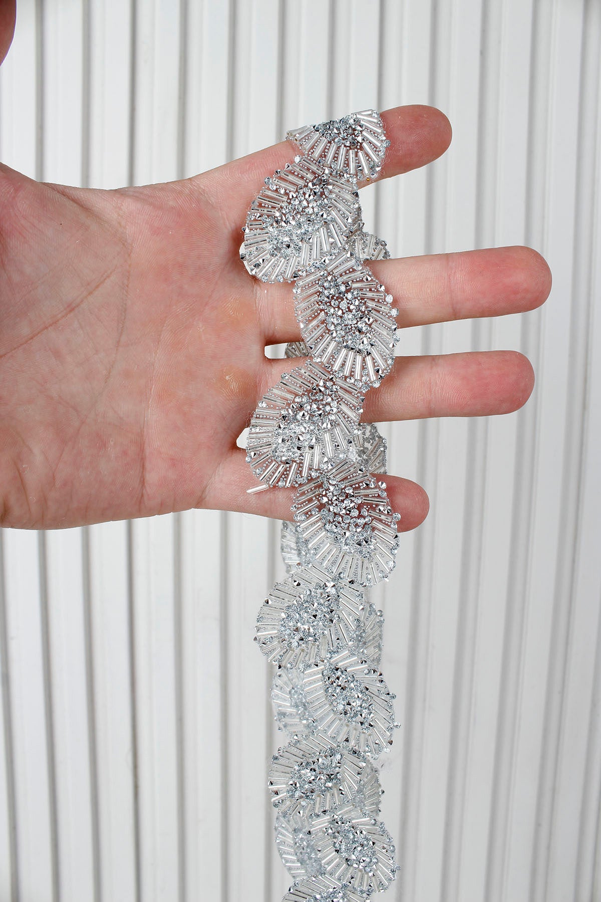 Gümüş Yaprak Çiçek Motifli Parlak Taşlı Ütü ile Yapışan Hotfix 1 Metre (100 Cm) Dekoratif Şerit – Abiye, Elbise, Çanta, Ayakkabı, Tekstil, Takı Tasarımı ve Hobi Süsleme Bandı