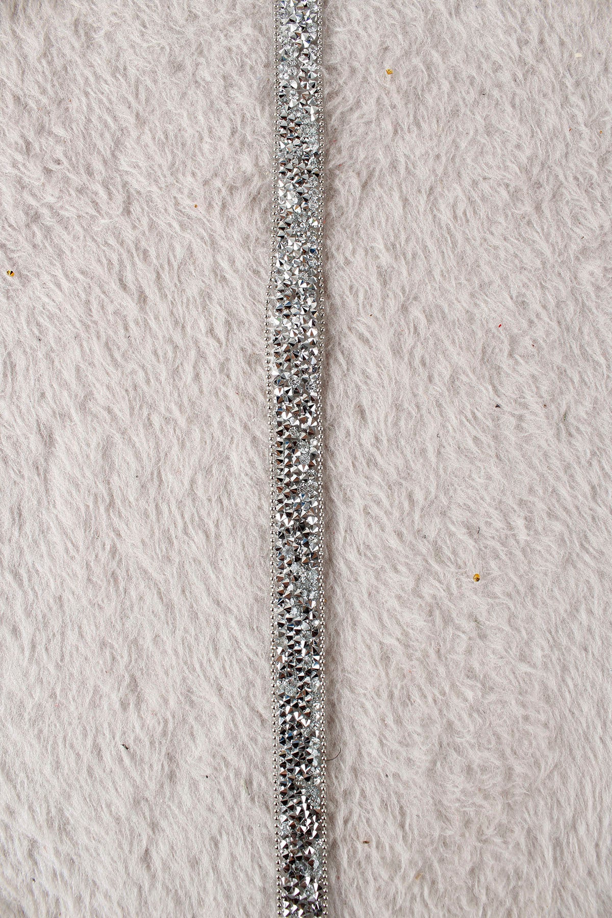 Gümüş Parlak Taşlı Su Yolu Ütü ile Yapışan Hotfix 1 Metre (100 Cm) Dekoratif Taş Şerit – Abiye, Elbise, Çanta, Ayakkabı, Tekstil, Takı Tasarımı ve Hobi Süsleme İçin Dekoratif Bant