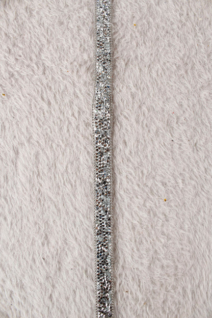 Gümüş Parlak Taşlı Su Yolu Ütü ile Yapışan Hotfix 1 Metre (100 Cm) Dekoratif Taş Şerit – Abiye, Elbise, Çanta, Ayakkabı, Tekstil, Takı Tasarımı ve Hobi Süsleme İçin Dekoratif Bant
