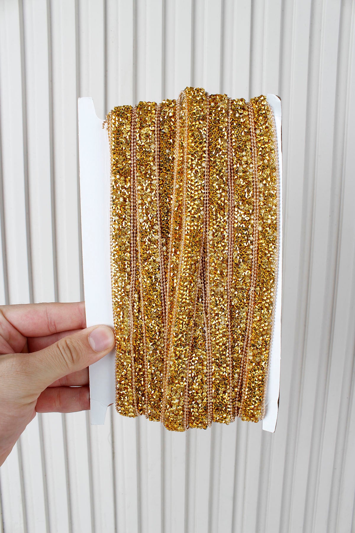 Gold Parlak Taşlı Su Yolu Ütü ile Yapışan Hotfix 1 Metre (100 Cm) Dekoratif Taş Şerit – Abiye, Elbise, Çanta, Ayakkabı, Tekstil, Takı Tasarımı ve Hobi Süsleme İçin Dekoratif Bant