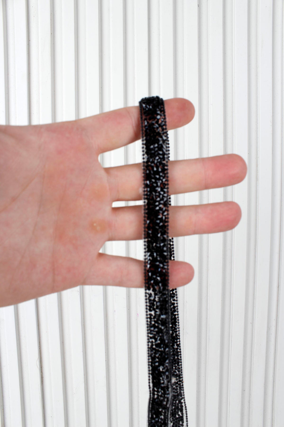 Siyah Parlak Taşlı Su Yolu Ütü ile Yapışan Hotfix 1 Metre (100 Cm) Dekoratif Taş Şerit – Abiye, Elbise, Çanta, Ayakkabı, Tekstil, Takı Tasarımı ve Hobi Süsleme İçin Dekoratif Bant