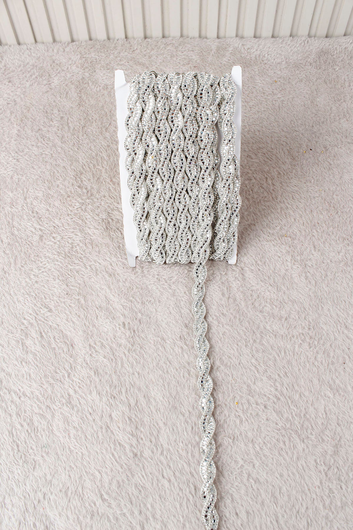 Gümüş Burgu Desenli Parlak Taşlı Ütü ile Yapışan Hotfix 1 Metre (100 Cm) Dekoratif Şerit – Abiye, Elbise, Çanta, Ayakkabı, Tekstil, Takı Tasarımı ve Hobi Süsleme Bandı