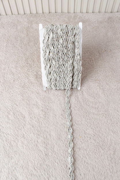 Gümüş Burgu Desenli Parlak Taşlı Ütü ile Yapışan Hotfix 1 Metre (100 Cm) Dekoratif Şerit – Abiye, Elbise, Çanta, Ayakkabı, Tekstil, Takı Tasarımı ve Hobi Süsleme Bandı