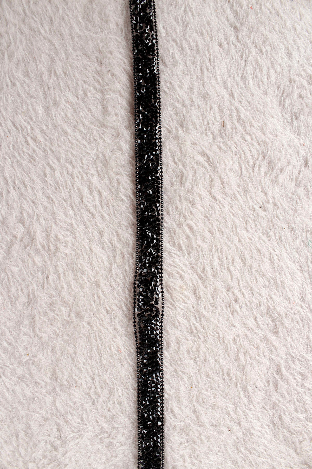 Siyah Parlak Taşlı Su Yolu Ütü ile Yapışan Hotfix 1 Metre (100 Cm) Dekoratif Taş Şerit – Abiye, Elbise, Çanta, Ayakkabı, Tekstil, Takı Tasarımı ve Hobi Süsleme İçin Dekoratif Bant