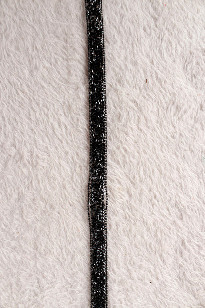 Siyah Parlak Taşlı Su Yolu Ütü ile Yapışan Hotfix 1 Metre (100 Cm) Dekoratif Taş Şerit – Abiye, Elbise, Çanta, Ayakkabı, Tekstil, Takı Tasarımı ve Hobi Süsleme İçin Dekoratif Bant