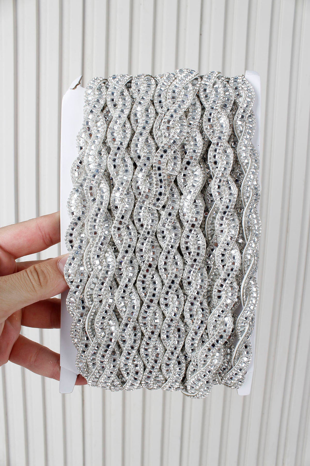 Gümüş Burgu Desenli Parlak Taşlı Ütü ile Yapışan Hotfix 1 Metre (100 Cm) Dekoratif Şerit – Abiye, Elbise, Çanta, Ayakkabı, Tekstil, Takı Tasarımı ve Hobi Süsleme Bandı