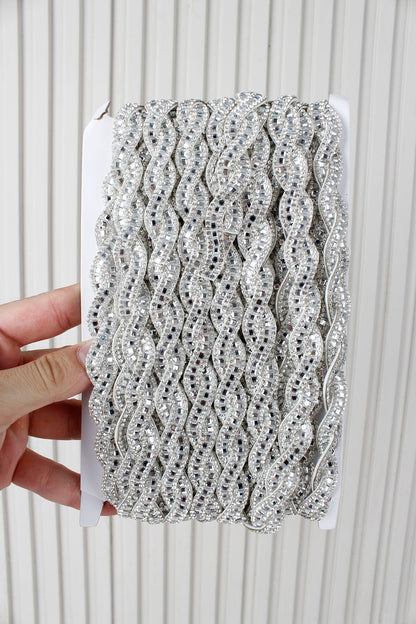 Gümüş Burgu Desenli Parlak Taşlı Ütü ile Yapışan Hotfix 1 Metre (100 Cm) Dekoratif Şerit – Abiye, Elbise, Çanta, Ayakkabı, Tekstil, Takı Tasarımı ve Hobi Süsleme Bandı