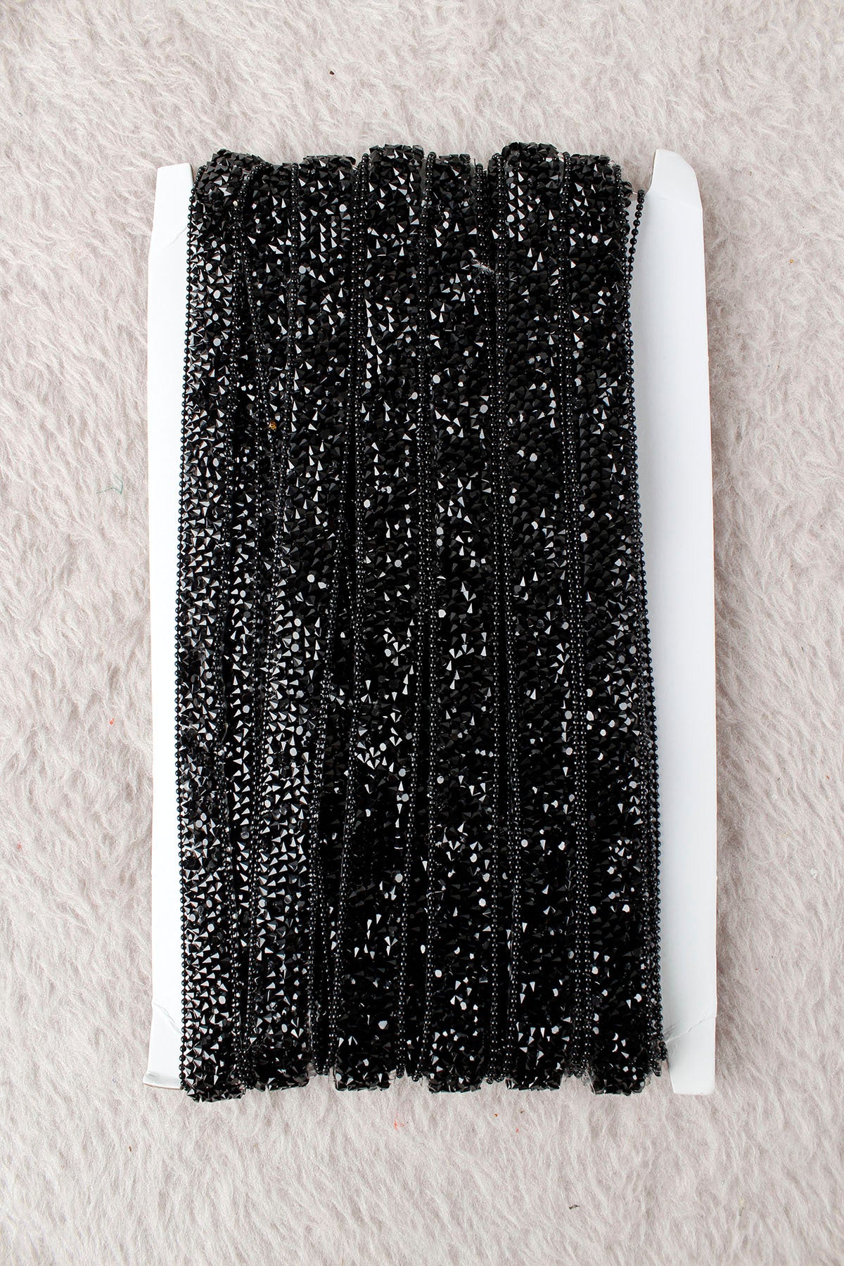Siyah Parlak Taşlı Su Yolu Ütü ile Yapışan Hotfix 1 Metre (100 Cm) Dekoratif Taş Şerit – Abiye, Elbise, Çanta, Ayakkabı, Tekstil, Takı Tasarımı ve Hobi Süsleme İçin Dekoratif Bant