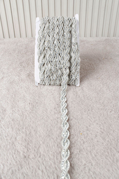 Gümüş Burgu Desenli Parlak Taşlı Ütü ile Yapışan Hotfix 1 Metre (100 Cm) Dekoratif Şerit – Abiye, Elbise, Çanta, Ayakkabı, Tekstil, Takı Tasarımı ve Hobi Süsleme Bandı