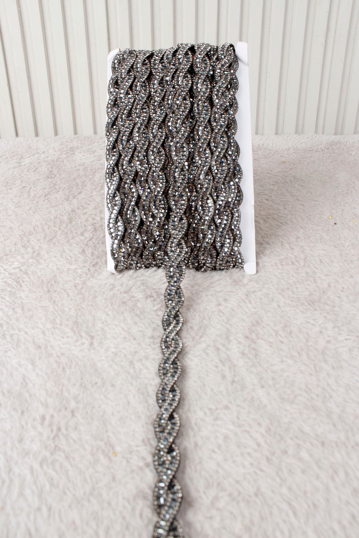 Siyah Burgu Desenli Parlak Taşlı Ütü ile Yapışan Hotfix 1 Metre (100 Cm) Dekoratif Şerit – Abiye, Elbise, Çanta, Ayakkabı, Tekstil, Takı Tasarımı ve Hobi Süsleme Bandı