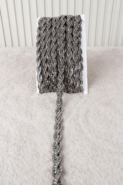 Siyah Burgu Desenli Parlak Taşlı Ütü ile Yapışan Hotfix 1 Metre (100 Cm) Dekoratif Şerit – Abiye, Elbise, Çanta, Ayakkabı, Tekstil, Takı Tasarımı ve Hobi Süsleme Bandı
