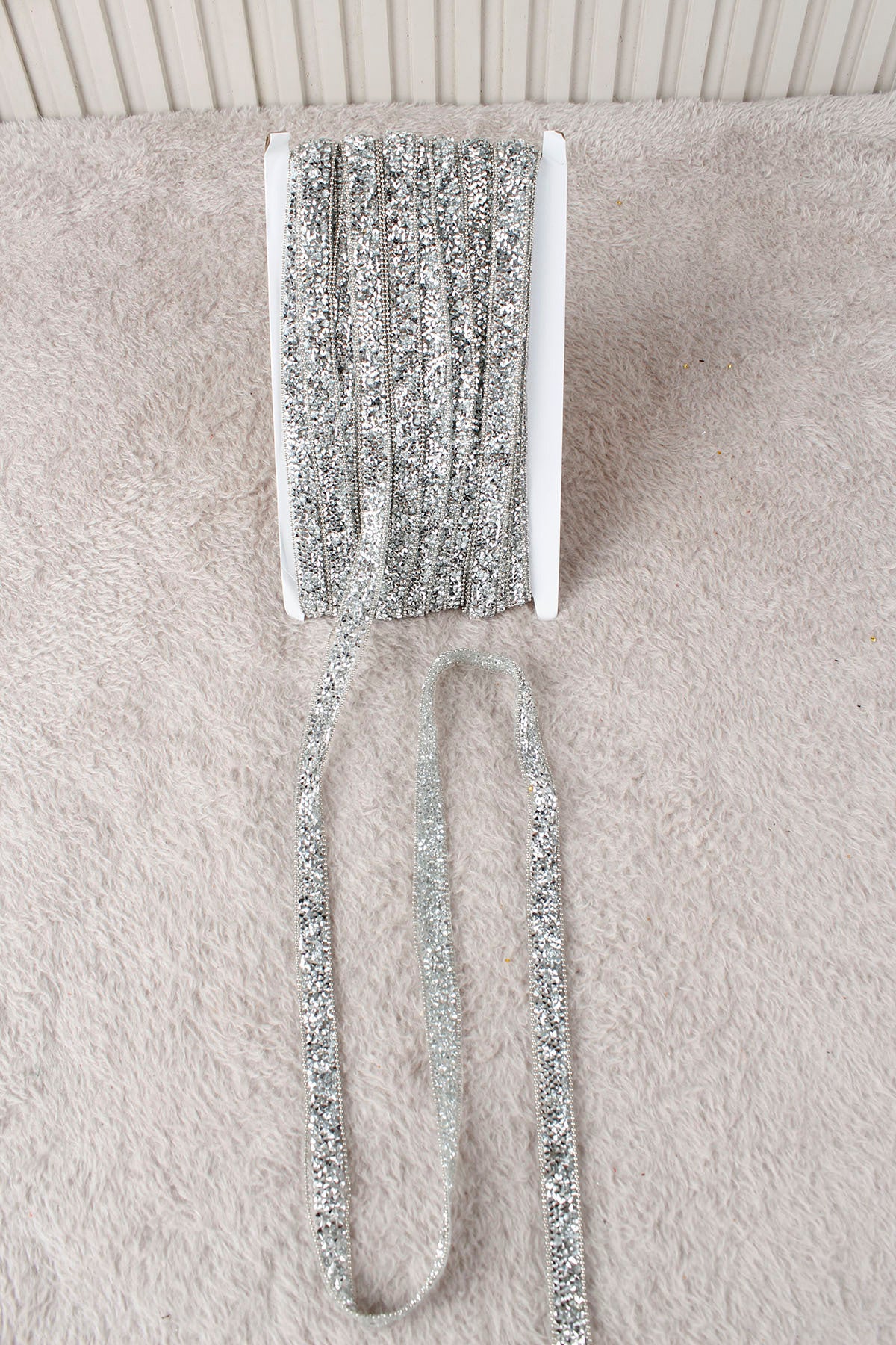 Gümüş Parlak Taşlı Su Yolu Ütü ile Yapışan Hotfix 1 Metre (100 Cm) Dekoratif Taş Şerit – Abiye, Elbise, Çanta, Ayakkabı, Tekstil, Takı Tasarımı ve Hobi Süsleme İçin Dekoratif Bant