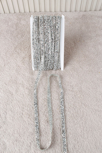 Gümüş Parlak Taşlı Su Yolu Ütü ile Yapışan Hotfix 1 Metre (100 Cm) Dekoratif Taş Şerit – Abiye, Elbise, Çanta, Ayakkabı, Tekstil, Takı Tasarımı ve Hobi Süsleme İçin Dekoratif Bant