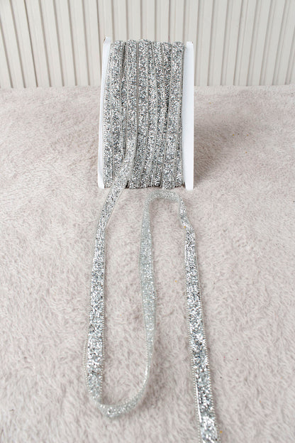 Gümüş Parlak Taşlı Su Yolu Ütü ile Yapışan Hotfix 1 Metre (100 Cm) Dekoratif Taş Şerit – Abiye, Elbise, Çanta, Ayakkabı, Tekstil, Takı Tasarımı ve Hobi Süsleme İçin Dekoratif Bant