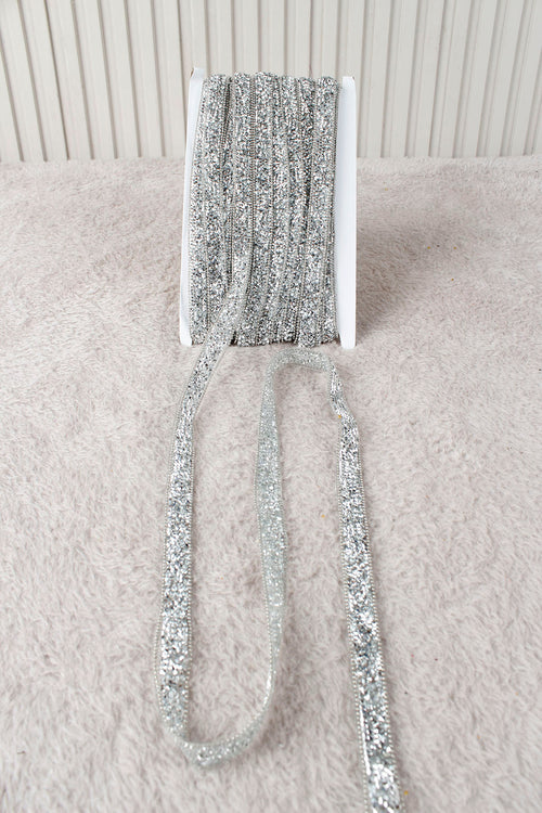 Gümüş Parlak Taşlı Su Yolu Ütü ile Yapışan Hotfix 1 Metre (100 Cm) Dekoratif Taş Şerit – Abiye, Elbise, Çanta, Ayakkabı, Tekstil, Takı Tasarımı ve Hobi Süsleme İçin Dekoratif Bant