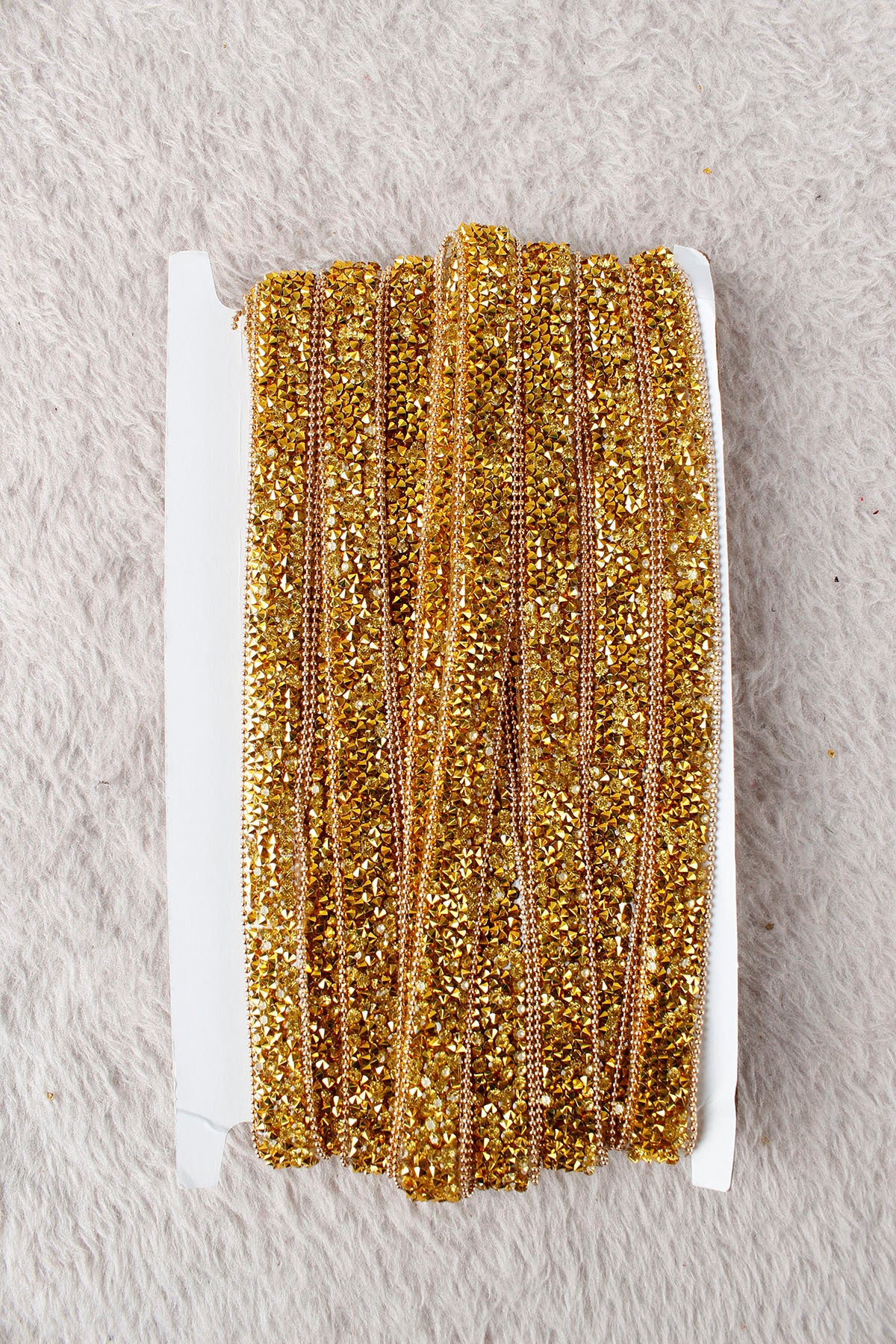 Gold Parlak Taşlı Su Yolu Ütü ile Yapışan Hotfix 1 Metre (100 Cm) Dekoratif Taş Şerit – Abiye, Elbise, Çanta, Ayakkabı, Tekstil, Takı Tasarımı ve Hobi Süsleme İçin Dekoratif Bant