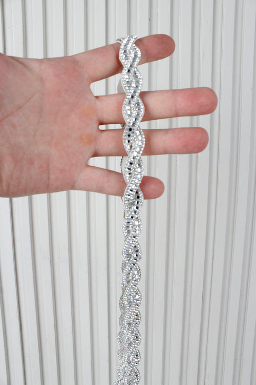 Gümüş Burgu Desenli Parlak Taşlı Ütü ile Yapışan Hotfix 1 Metre (100 Cm) Dekoratif Şerit – Abiye, Elbise, Çanta, Ayakkabı, Tekstil, Takı Tasarımı ve Hobi Süsleme Bandı
