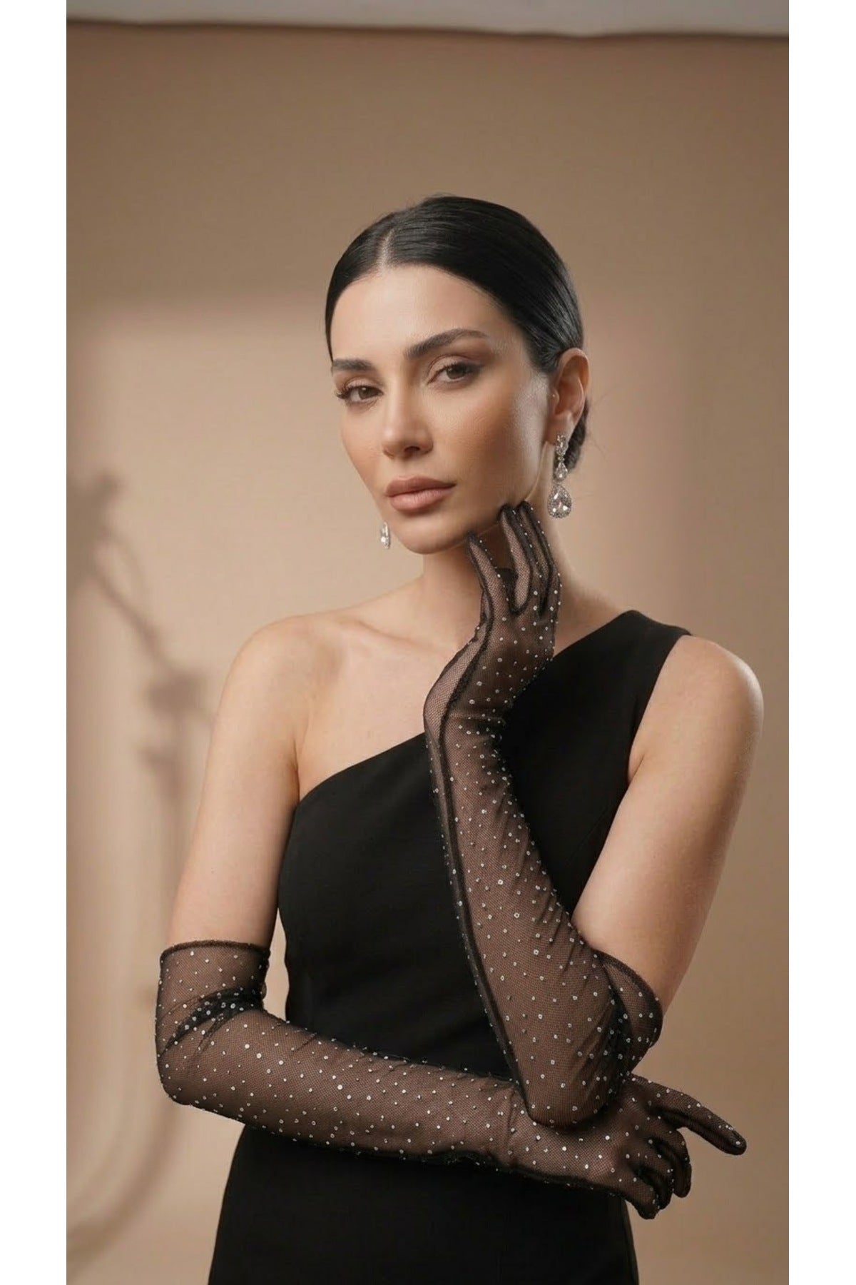Taş Süslemeli Tül Uzun Kadın Eldiven – Gelinlik, Gelin, Nikah, Düğün, Nişan, Kına, Balo, Davet, Parti, Kına Gecesi, Kostüm, Bride, Mezuniyet, Bekarlığa Veda Fotoğraf Çekimi Aksesuar Eldiveni