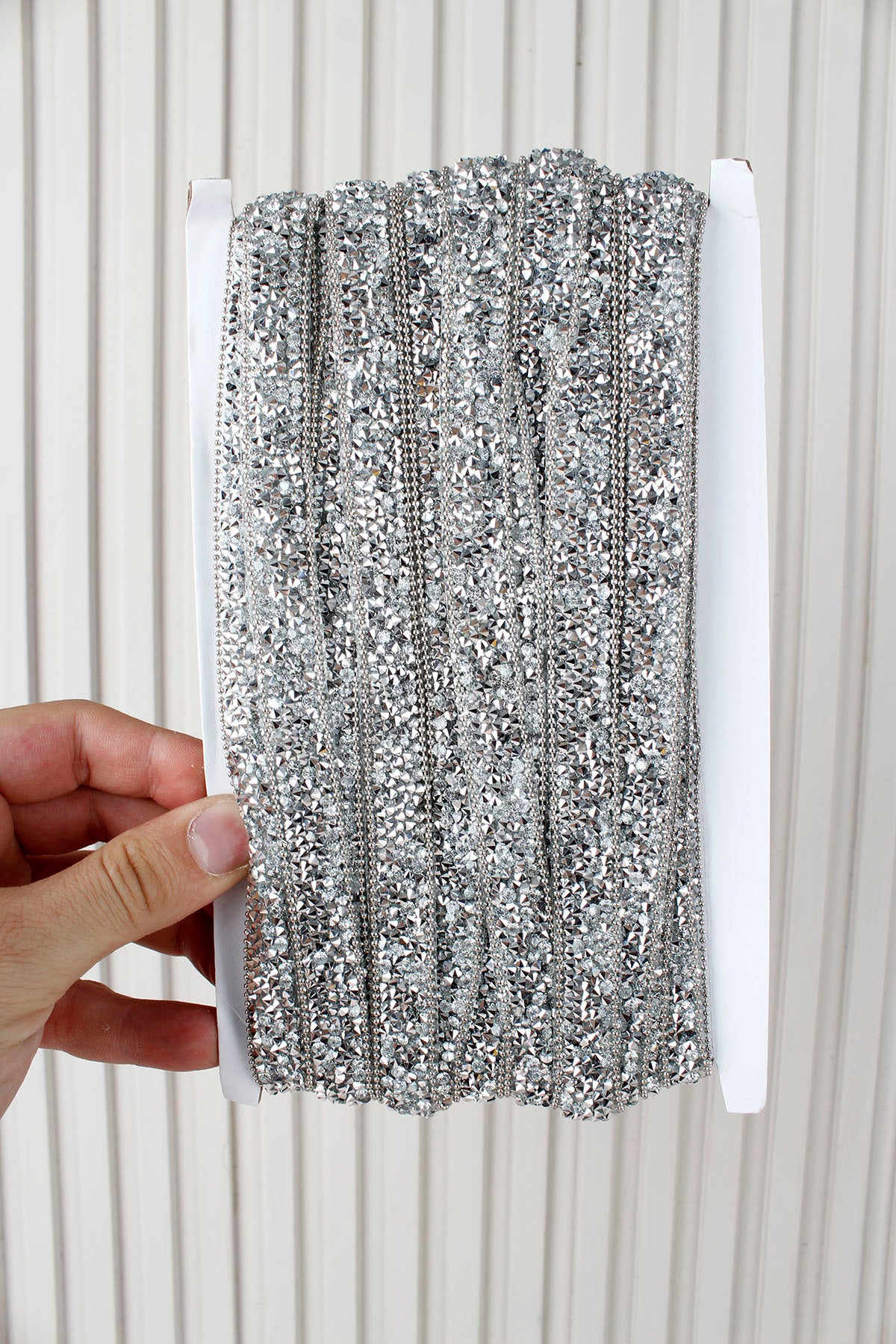 Gümüş Parlak Taşlı Su Yolu Ütü ile Yapışan Hotfix 1 Metre (100 Cm) Dekoratif Taş Şerit – Abiye, Elbise, Çanta, Ayakkabı, Tekstil, Takı Tasarımı ve Hobi Süsleme İçin Dekoratif Bant