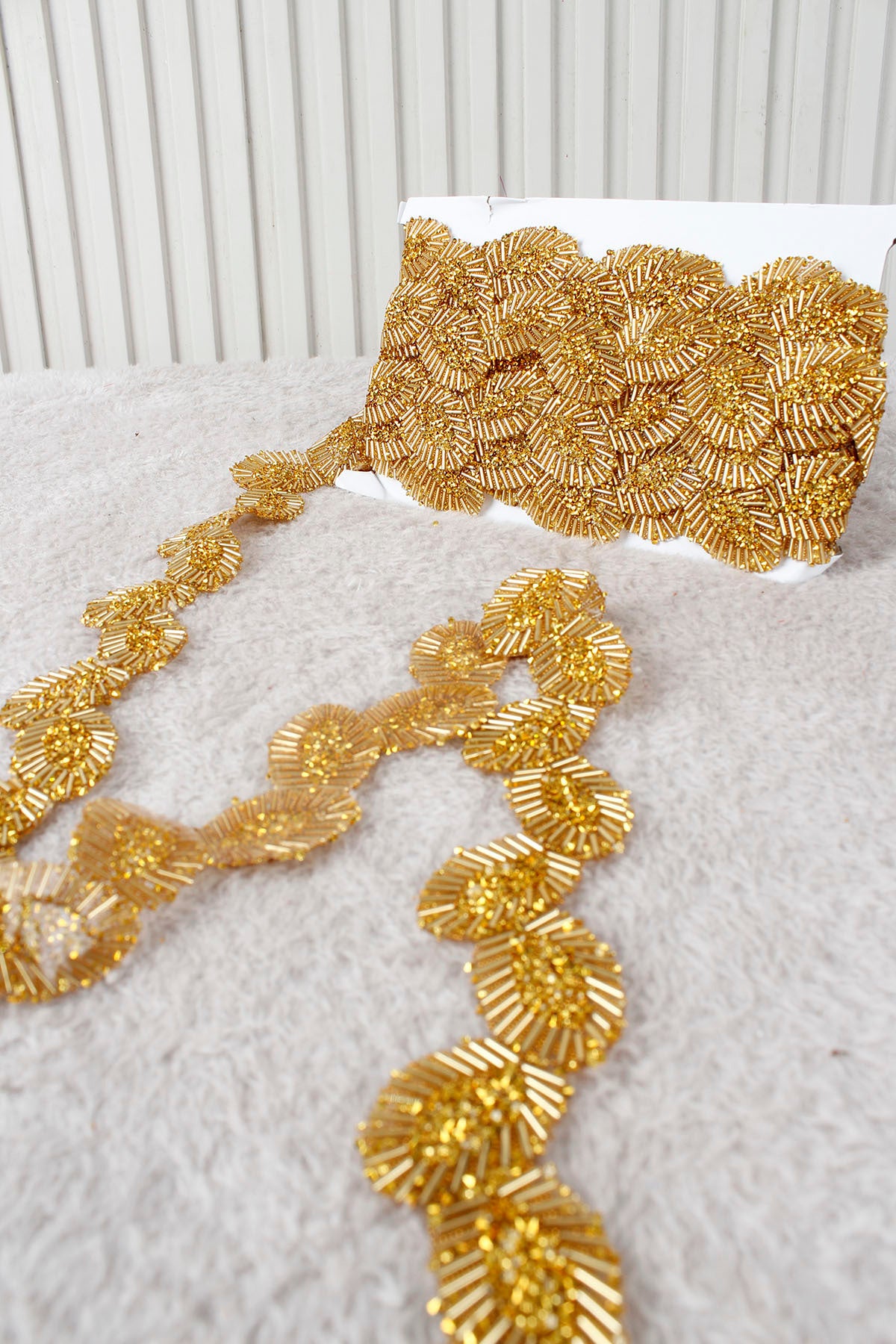 Gold Yaprak Çiçek Motifli Parlak Taşlı Ütü ile Yapışan Hotfix 1 Metre (100 Cm) Dekoratif Şerit – Abiye, Elbise, Çanta, Ayakkabı, Tekstil, Takı Tasarımı ve Hobi Süsleme Bandı